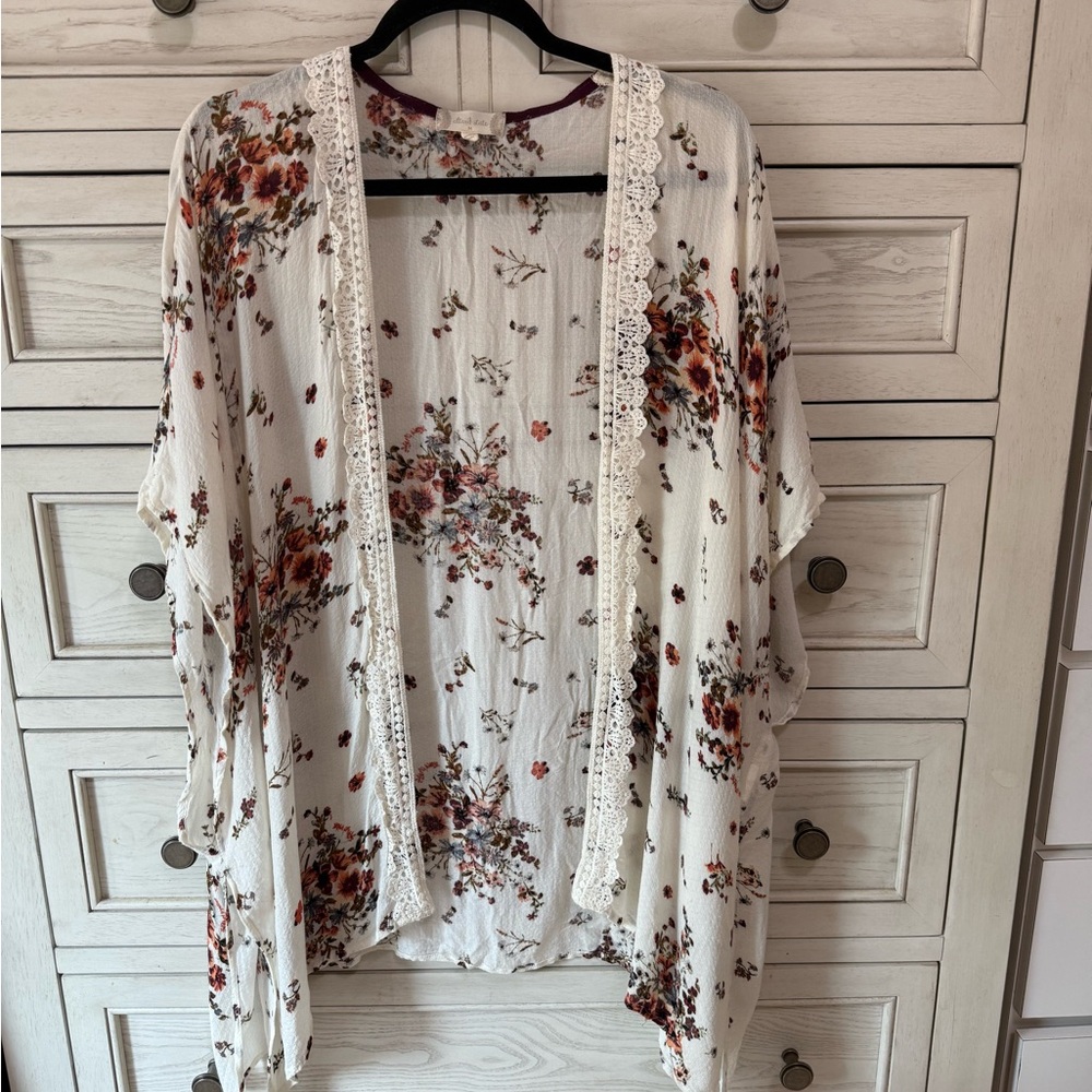 ALTAR’D STATE Chic Floral Open-Front Kimono with lace and Tassels